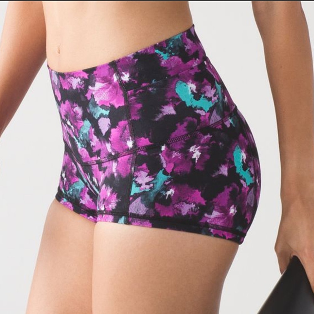 13. Lululemon Wunder Short 2" 
Mini Midnight Bloom Black Deep Fuschia